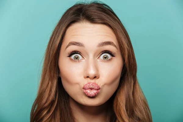 Retrato de belleza de una mujer morena divertida —  Fotos de Stock