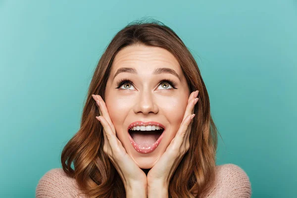 Retrato de beleza de uma mulher de cabelos castanhos excitada — Fotografia de Stock