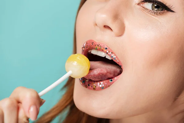 Primer plano retrato de belleza de una mujer de pelo castaño bonito — Foto de Stock