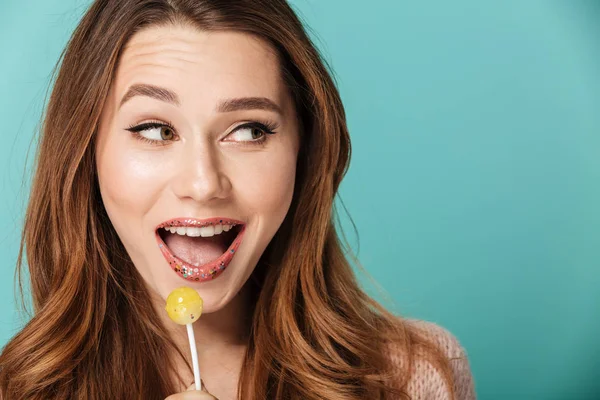 Portret van de schoonheid van een leuke brown harige vrouw — Stockfoto