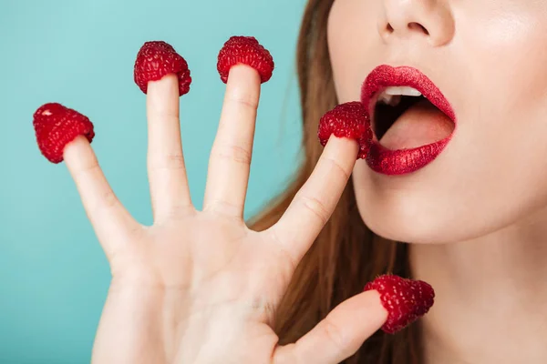 Primer plano retrato de belleza de una mujer de pelo castaño bonito — Foto de Stock