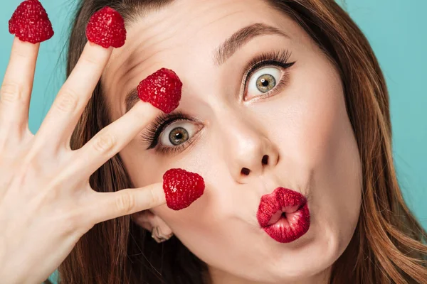 Retrato de beleza de uma mulher de cabelos castanhos engraçados — Fotografia de Stock