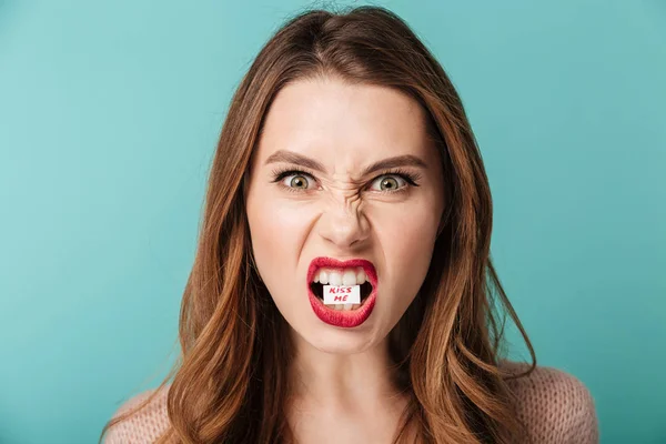 Gros plan portrait d'une femme aux cheveux bruns furieux — Photo