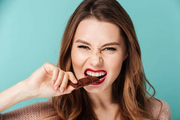 Retrato de una mujer morena hambrienta — Foto de Stock