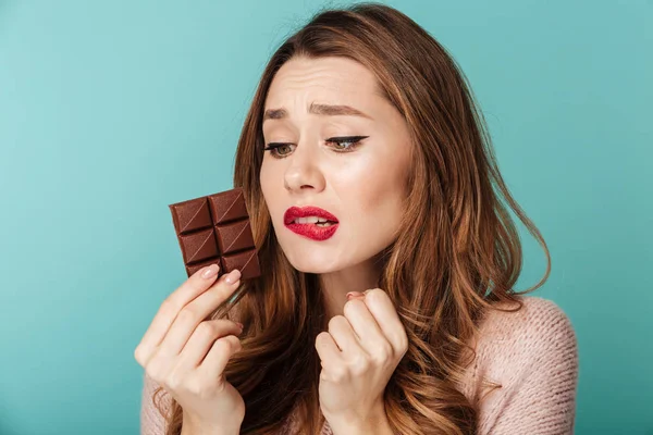 Retrato de una mujer de cabello castaño perpleja — Foto de Stock