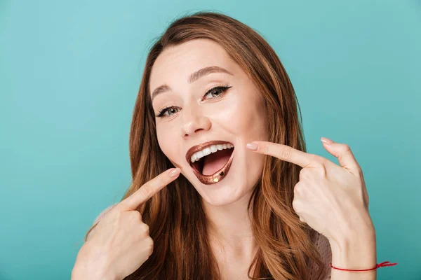 Retrato de uma mulher de cabelos castanhos sorridente — Fotografia de Stock