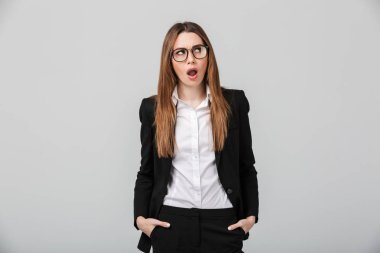 Takım elbise giymiş bir şok işkadını portresi