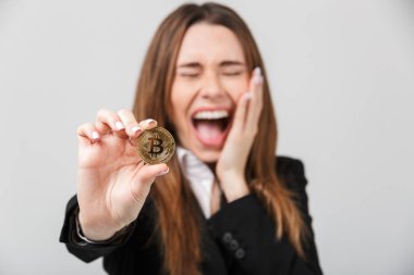 İzole mutlu çığlık businesslady gösteren altın bitcoin yakın çekim