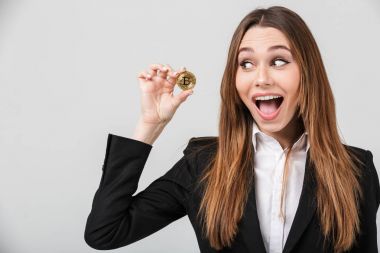 Güzel işkadını izole altın bitcoin seyir fotoğraf