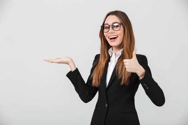 Retrato de uma mulher de negócios feliz vestida de terno — Fotografia de Stock