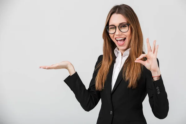 Porträt einer freudigen Geschäftsfrau — Stockfoto