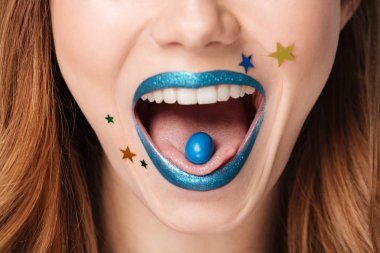 Güzel kahverengi saçlı kadın portresi kapatın