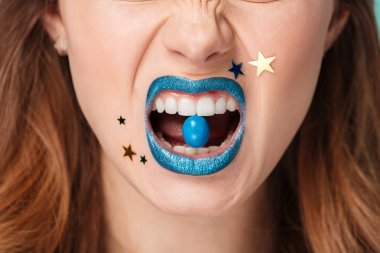 Güzel kahverengi saçlı kadın portresi kapatın