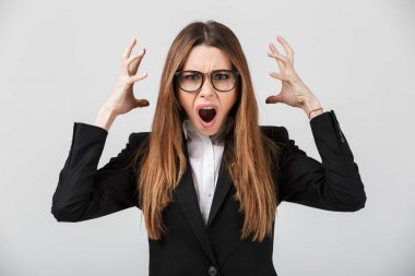 Çığlık ve izole kafa yakınındaki elele sinirli kadın