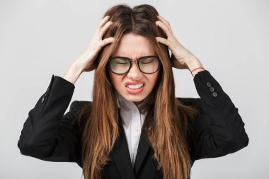 Kapalı gözlerle izole elleriyle başını tutan genç bayan