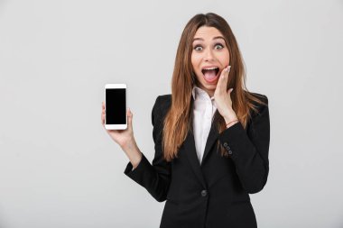 Bu güzel hanımla açılan ağız ve smartphone ile boş ekran izole gösterilen