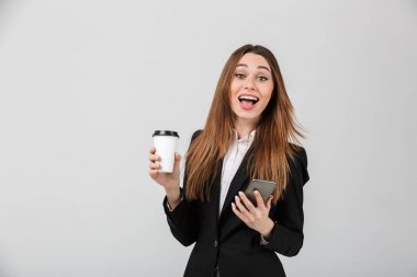Mutlu kadın kamera fincan kahve ve izole smartphone tutarken arıyor