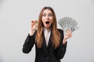 Şok businesslady altın bitcoin ve dolar izole elinde tutan