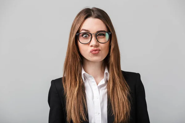 Engraçado mulher de negócios sorrindo e olhando câmera — Fotografia de Stock