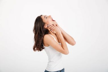 Tişört giymiş bir hayret kız portresi