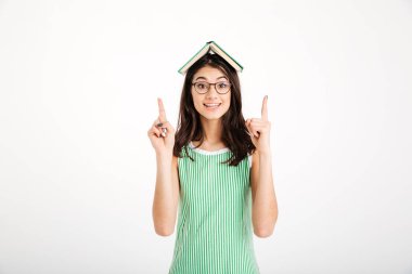 Bir neşeli kız elbise ve gözlük portresi