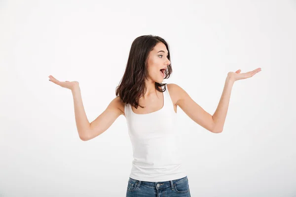 Retrato de una chica alegre vestida con camiseta sin mangas —  Fotos de Stock