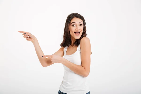 Retrato de una chica feliz vestida con dedos de punta de tanque — Foto de Stock