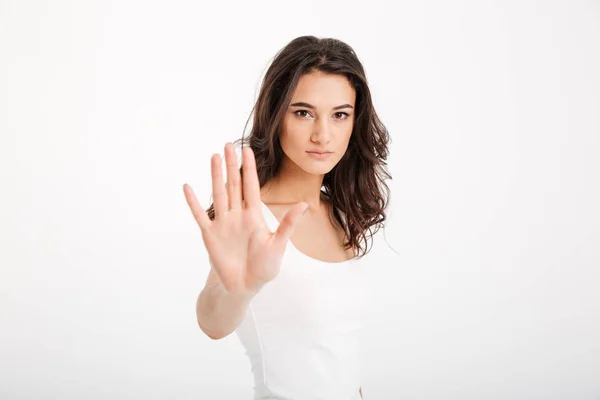 Retrato de uma menina séria vestida em top de tanque — Fotografia de Stock