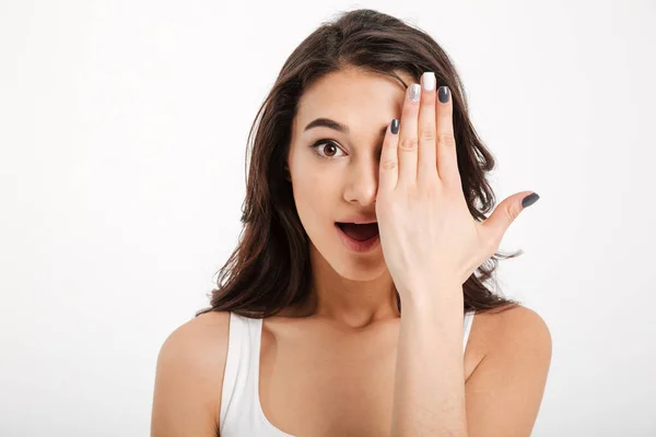 Close-up van portret van een mooi meisje gekleed in tank-top — Stockfoto