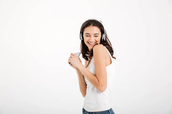 Retrato de uma menina alegre vestida no topo do tanque — Fotografia de Stock