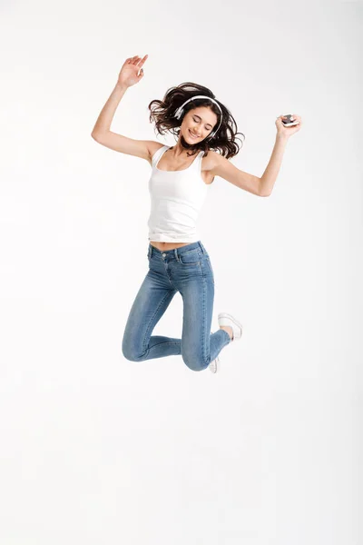 Retrato de larga duración de una chica alegre vestida con camiseta sin mangas — Foto de Stock