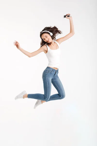 Retrato de una chica feliz vestida con camiseta sin mangas — Foto de Stock