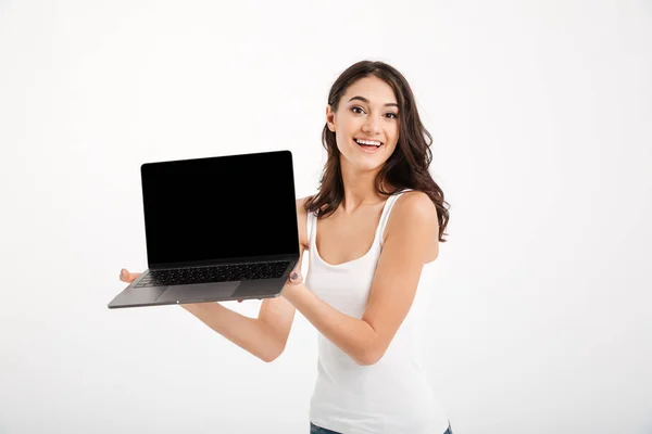 Retrato de una chica encantadora vestida con camiseta sin mangas — Foto de Stock