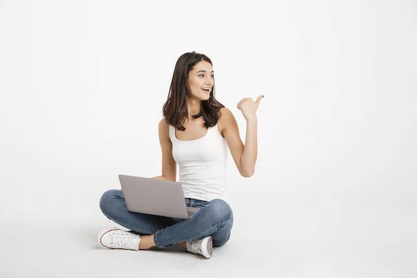 Retrato de uma menina bonita vestida com laptop tanque de retenção — Fotografia de Stock