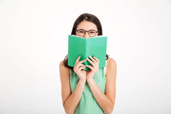 Portret van een lachende meisje in jurk en brillen — Stockfoto