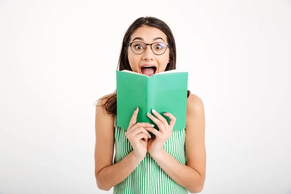 Porträt eines überraschten Mädchens in Kleid und Brille — Stockfoto