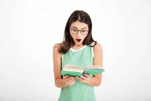 Portrait d'une fille choquée en robe et lunettes — Photo