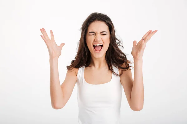 Retrato de uma menina furiosa vestida de tanque-top gritando — Fotografia de Stock