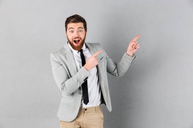 Takım elbise giymiş mutlu bir işadamı portresi