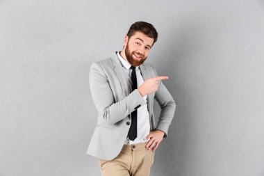 Takım elbise giymiş bir gülümseyen işadamı portresi