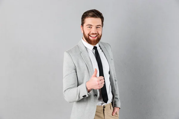 Retrato de un alegre hombre de negocios vestido de traje — Foto de Stock