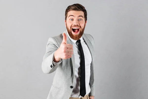 Retrato de un alegre hombre de negocios vestido de traje —  Fotos de Stock