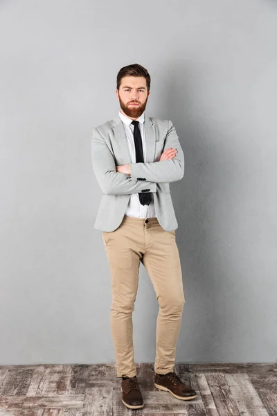 Portret van een ernstige zakenman gekleed in pak — Stockfoto