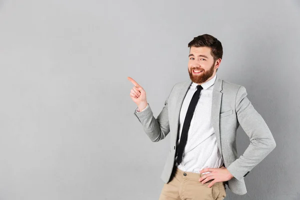 Πορτρέτο ενός χαμογελώντας επιχειρηματία ντυμένος με κοστούμι — Φωτογραφία Αρχείου