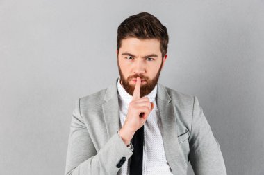 Takım elbise giymiş bir yakışıklı işadamı portresi