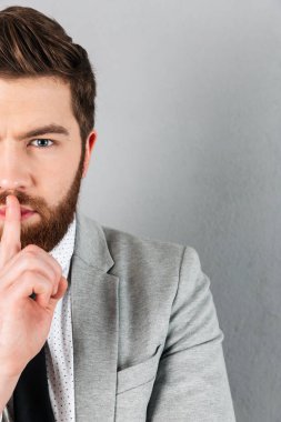 Yarım takım elbise giymiş bir yakışıklı işadamı portresi
