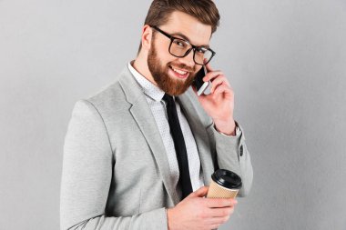 Takım elbise giymiş kendine güvenen bir işadamı portresi kapatın