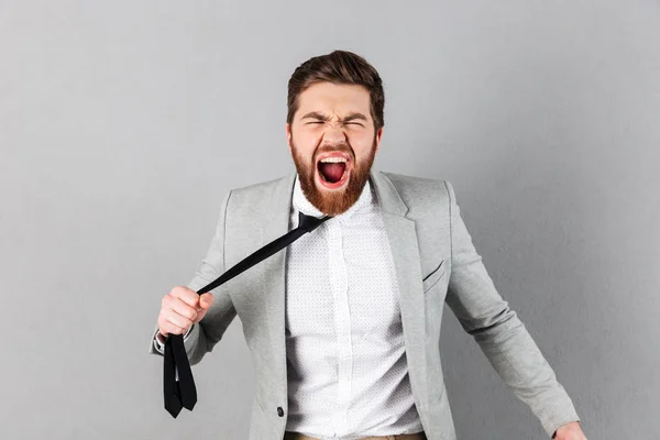 Porträt eines wütenden Geschäftsmannes im Anzug — Stockfoto