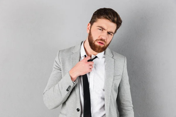 Retrato de un hombre de negocios relajado vestido de traje — Foto de Stock