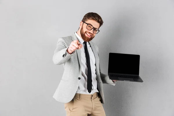 Retrato de un hombre de negocios feliz vestido de traje — Foto de Stock